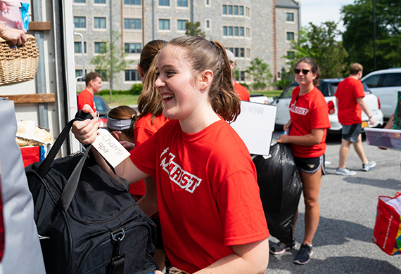 Image of student volunteers helping during 2024 Move-In.