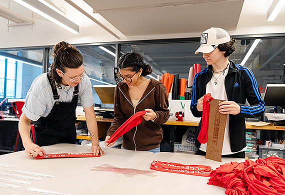 Image of Ais Oisín working with students in the Maker Lab.