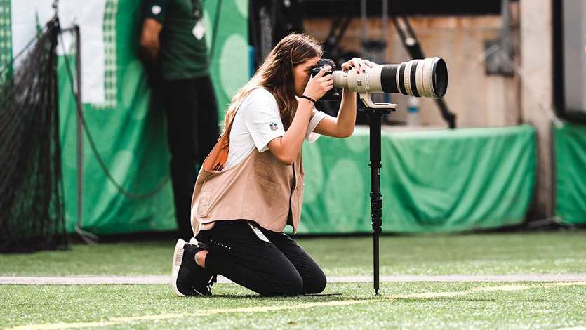 Gabriella Riccardi '20 photographing at Jets game