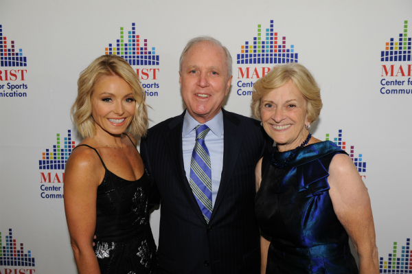 Image of President Dennis and Mrs. Marilyn Murray with Kelly Ripa on the red carpet