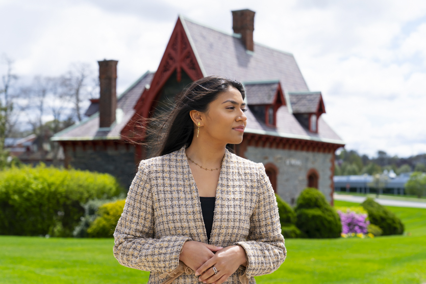 Image of Shivani Patel '22 Fullbright Winner in front of St. Peter's Building