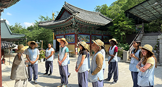 Image of Marist University students on their travel course in Korea.