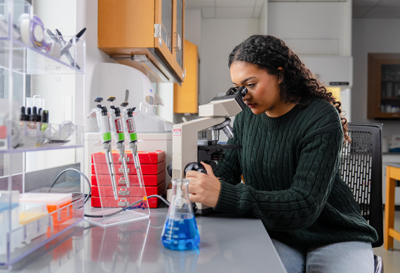 Image of a Marist University student working in a science lab.