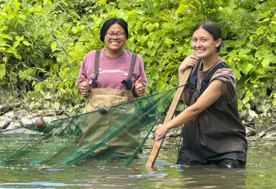 Tarver interns Lily Hardwick '27 (left) and Tori Hegenauer '27 (right) in the Hudson River. 