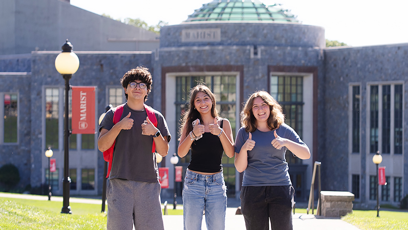 Image of students in front of Student Center Rotunda.
