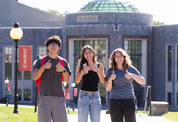 Image of students in front of Student Center Rotunda.