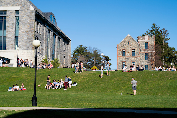 An image of students on the campus green. 