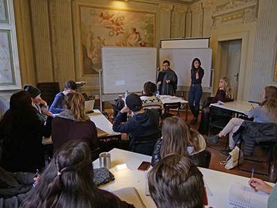 Photo of students studying art history in Italy