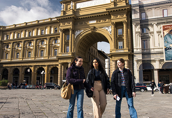 Image of Marist students walking in Italy