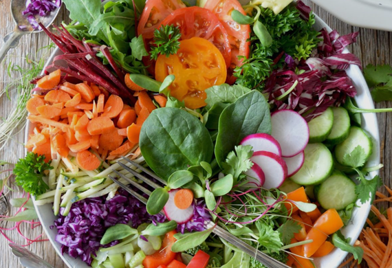Image of a Mediterranean diet salad.