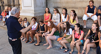 A group of Italy students with faculty