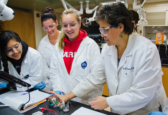 Image of pre-health program coordinator Lisa Stephens working with students in a laboratory.