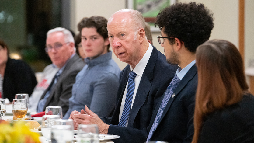 image of: David Gergen speaking at a dinner with Marist College students.