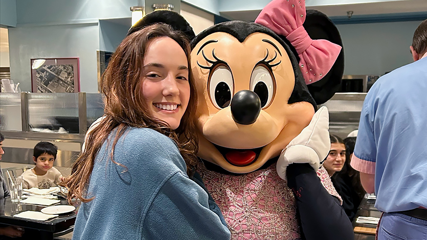 Image of Lily Petruzzo ’25 posing with Minnie Mouse.