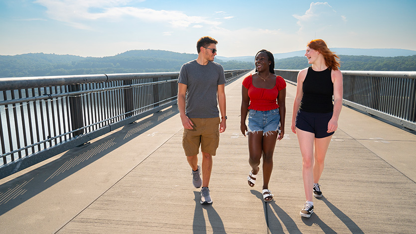 Image of students at Walkway Over the Hudson