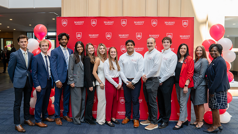 Image of Marist Red Fox Financial students and Hudson Valley Credit Union employees.