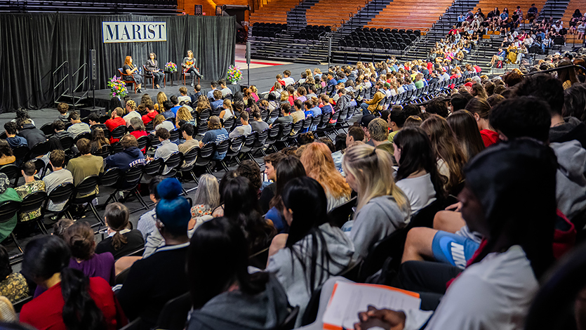 Image of a packed McCann Arena for the Common Read Lecture.