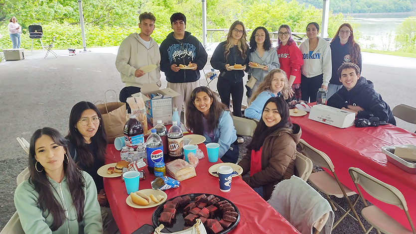 Image of commuter students at end-of-year commuter barbecue. 