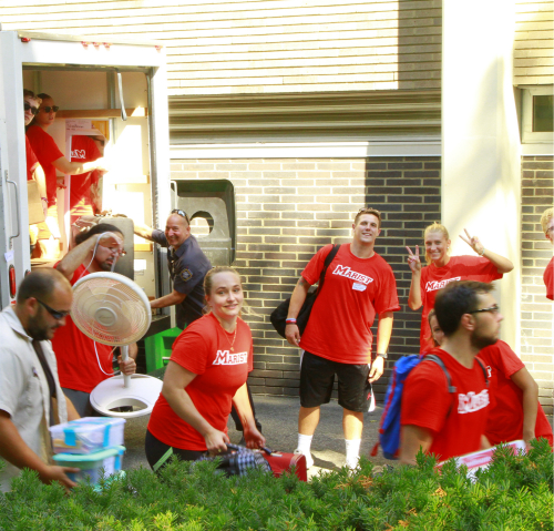 An image of Marist students assisting with the move-in of the Class of 2020