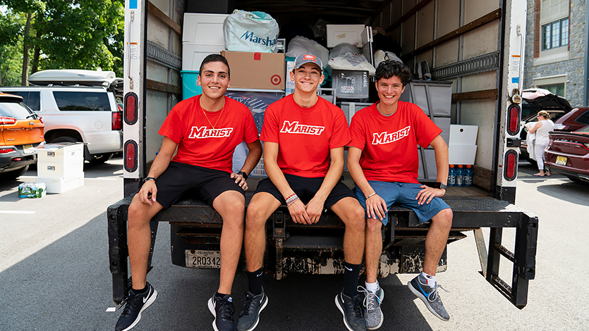 Image of volunteer students helping make Move-In Day a success by helping families move into Marist residence halls. Photo by Carlo de Jesus/Marist University. 
